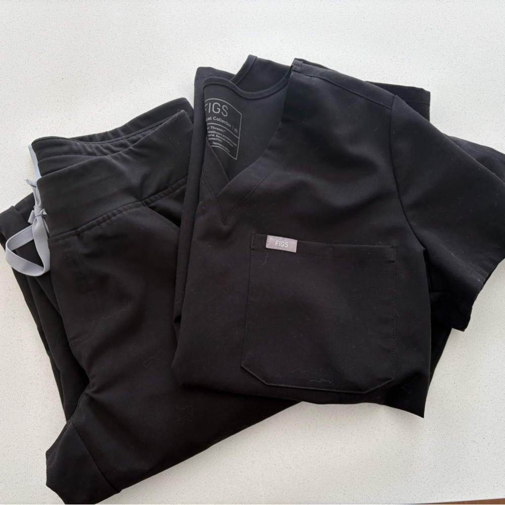 FIGS Black Scrub Set